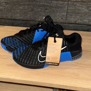 Nike Black and Blue Athletic Sneakers with Ribbed Design
